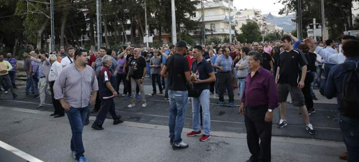 Νέα συγκέντρωση διαμαρτυρίας των κατοίκων του Μενιδίου – Αποδοκίμασαν τον δήμαρχο